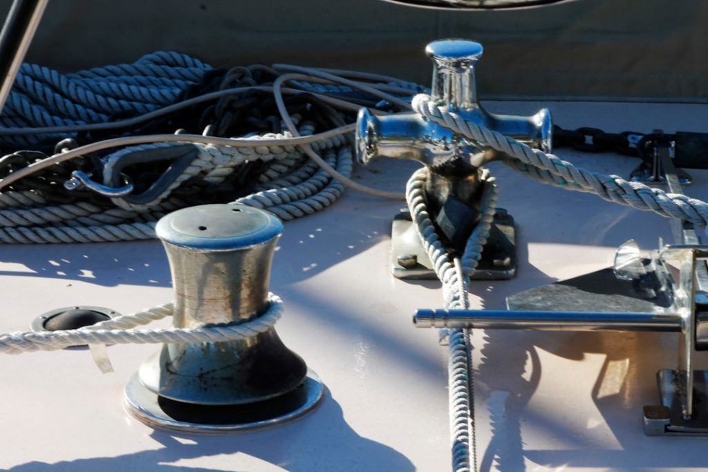 a-close-up-of-a-rope-on-a-boat-oltgnvujzuk